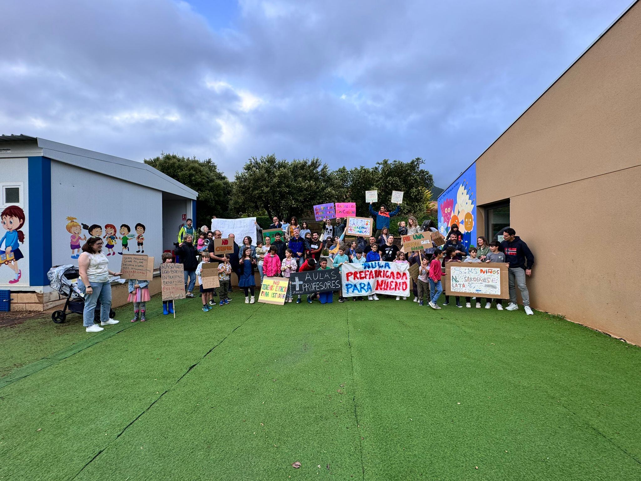 Protesta de este jueves en el colegio de Nueno