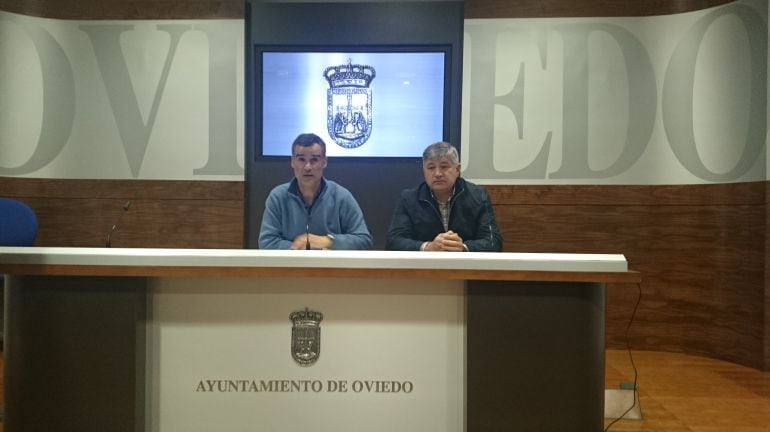 Miguel Ordóñez y Manuel díaz, delegados sindicales de CSI en el Ayuntamiento de Oviedo, en la sala de prensa del consistorio.