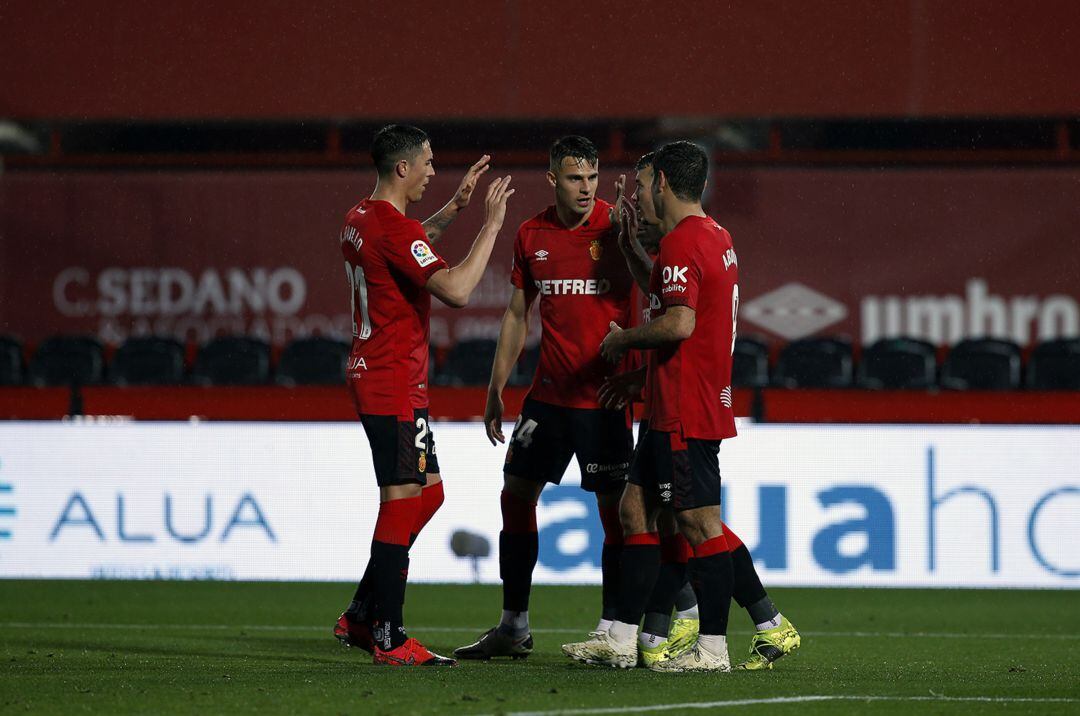 Celebración de la victoria 2-1 ante el Cartagena.