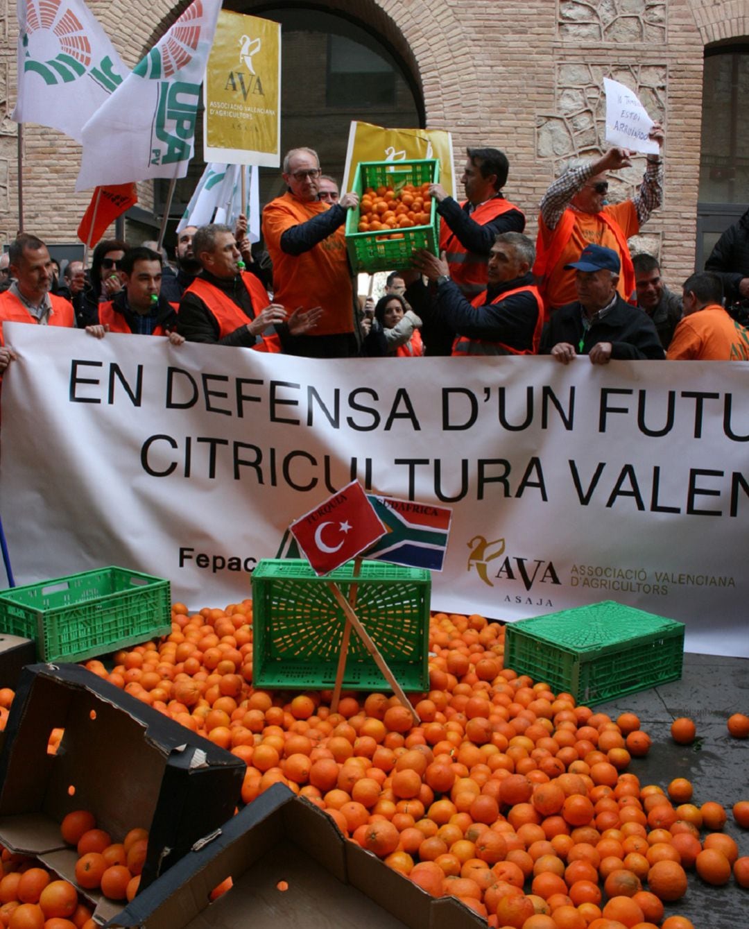 Protestas de los agricultores frente a la Conselleria