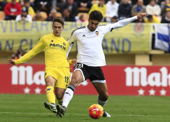 GRA044. VILLARREAL (CASTELLÓN), 31/12/2015.- El centrocampista del Valencia André Gomes (d) pelea un balón con el centrocampista del Villarreal Denis Suárez (i) durante el partido de la decimoséptima jornada de Liga disputado entre ambos equipos en el est