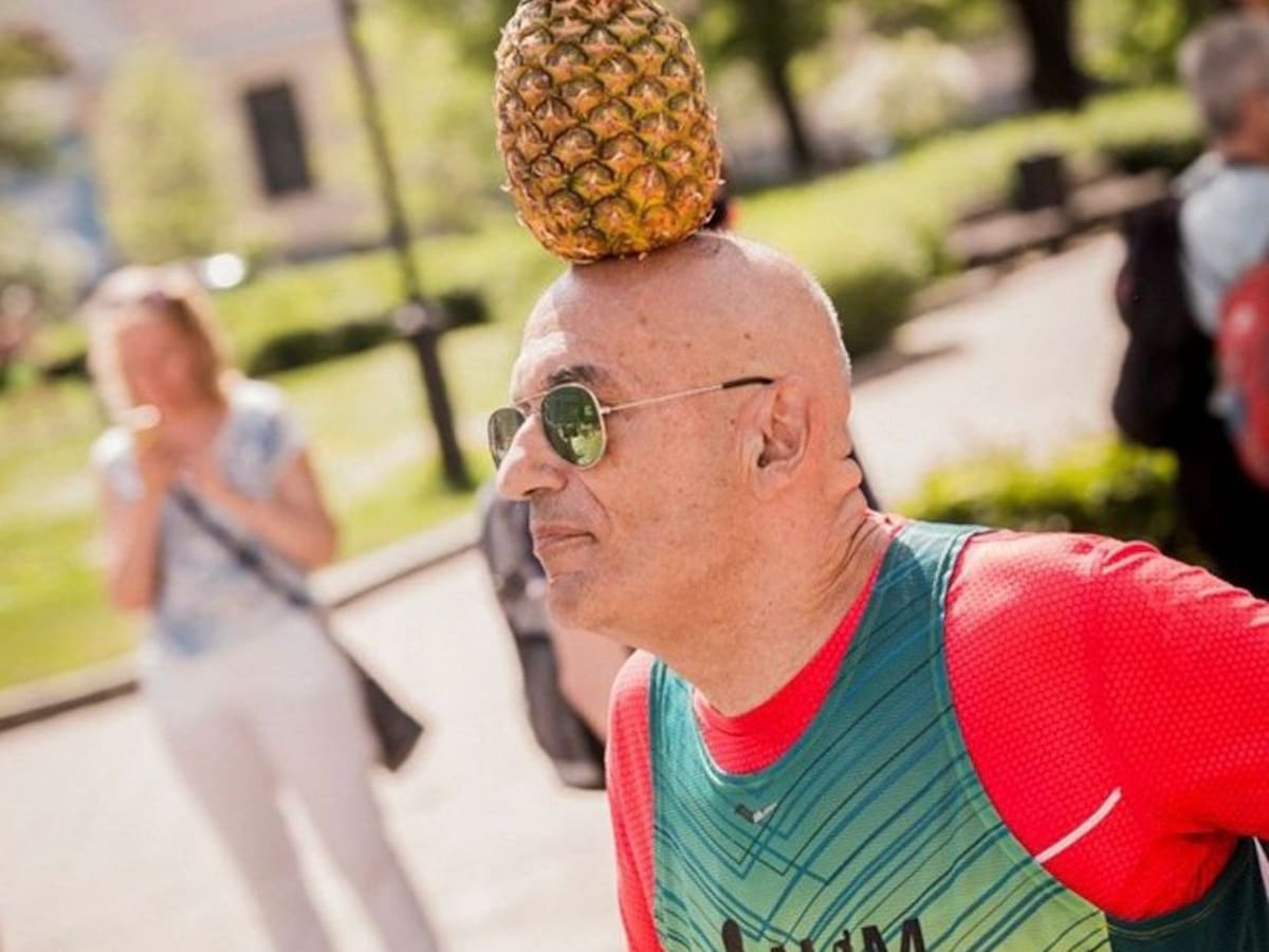 Moshe Lederfien, l'home que corre maratons amb una pinya al cap