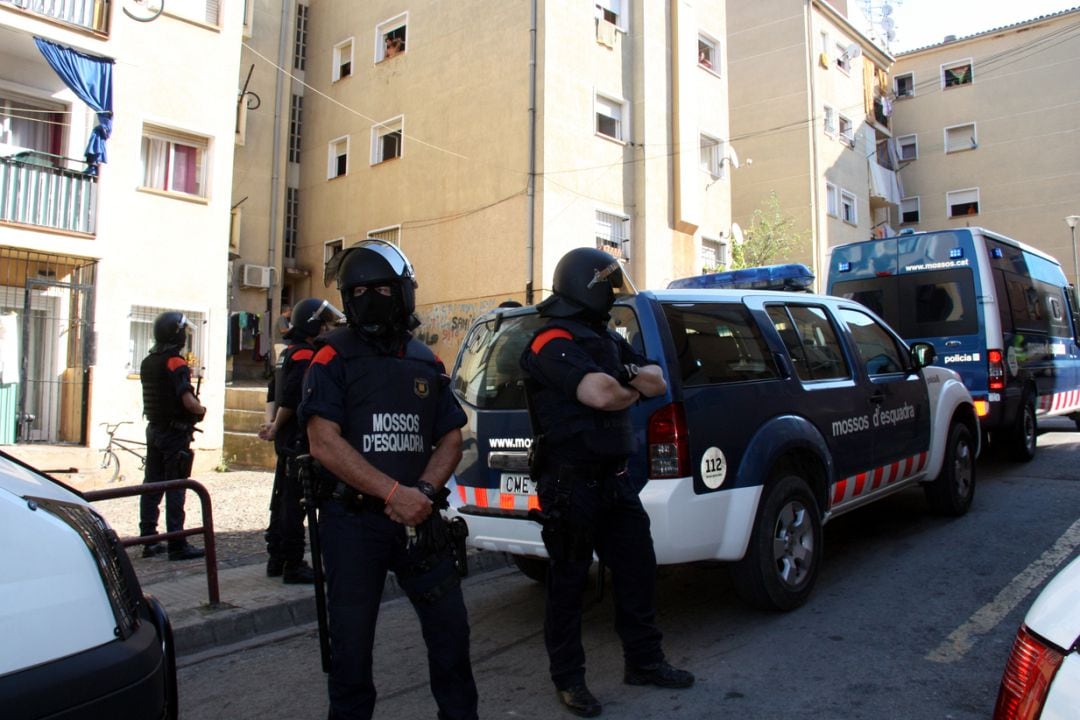 Efectius de Mossos d'Esquadra a la Font de la Pòlvora a principis de setembre