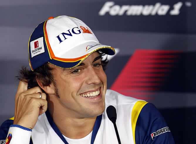 Fernando Alonso sonríe durante una rueda de prensa