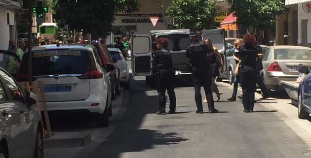 La Policía en el domicilio donde ocurrió el crimen el pasado viernes.