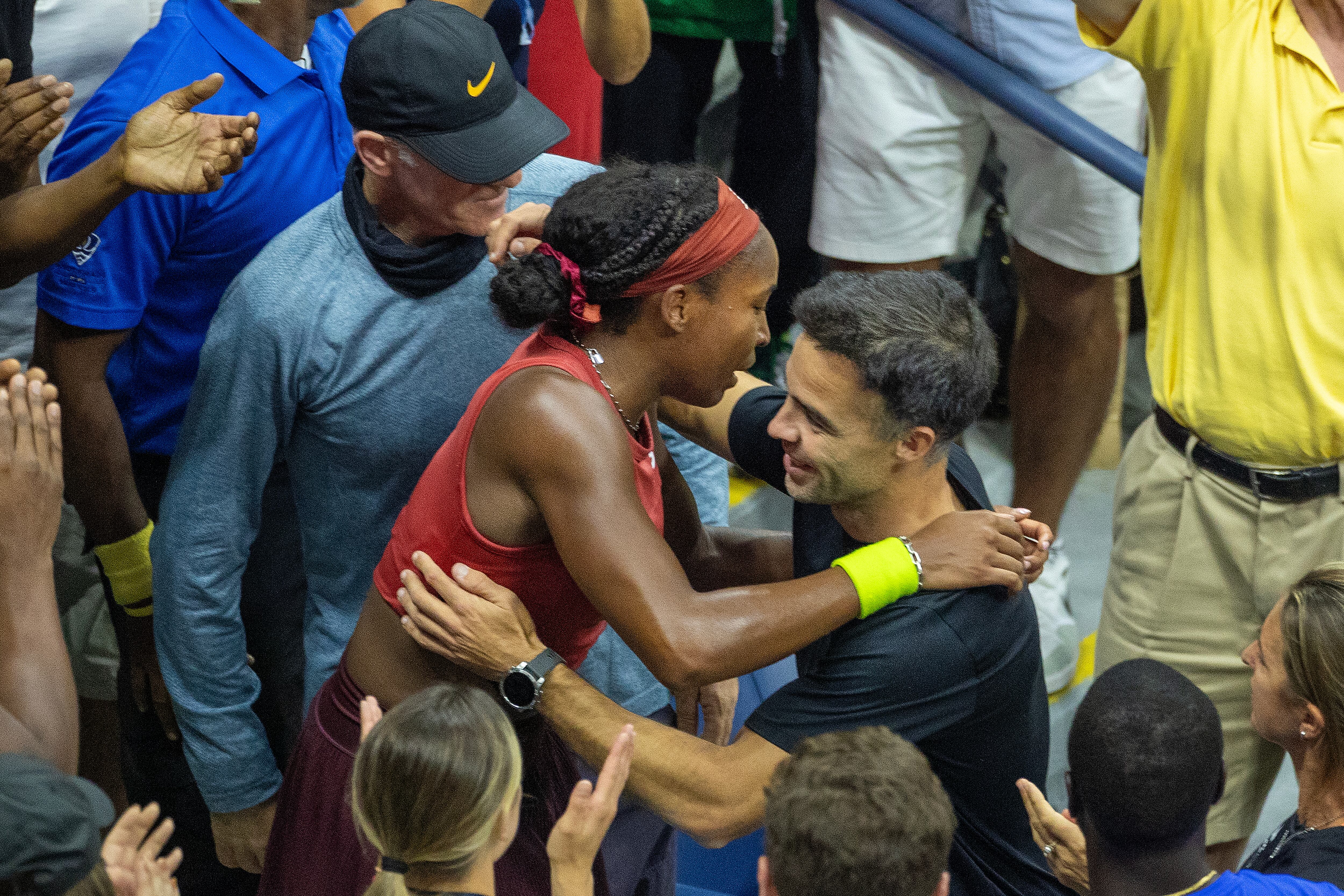 Coco Gauff  y Pere Riba celebran la victoria sobre Aryna Sabalenka en la final femenina del US Open