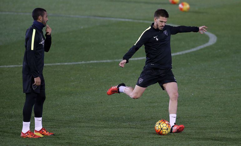 Camacho golpea un balón en el entrenamiento del jueves