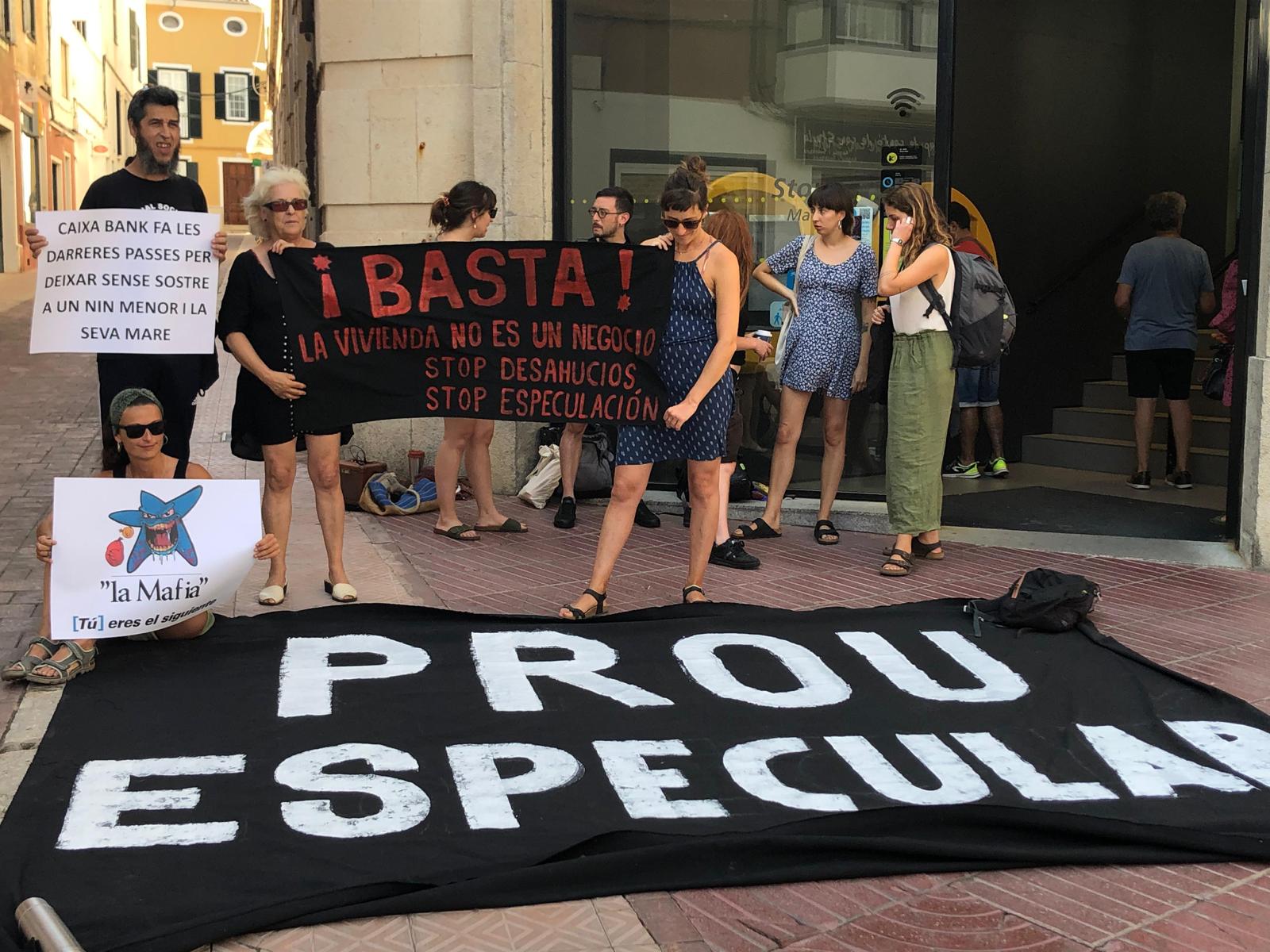 Un grup de persones han protestat davant de l'entitat bancària per impedir el desnonament previst per aquat dimarts.