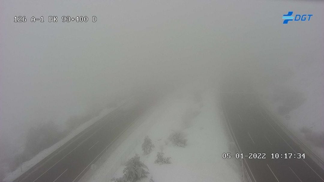 El puerto de Somosierra ha amanecido nevado y con niebla