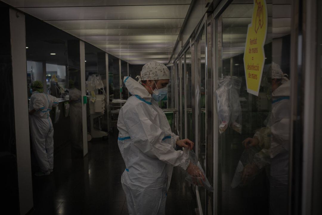 Un trabajador sanitario protegido en una Unidad de Cuidados Intensivos, en una imagen de archivo