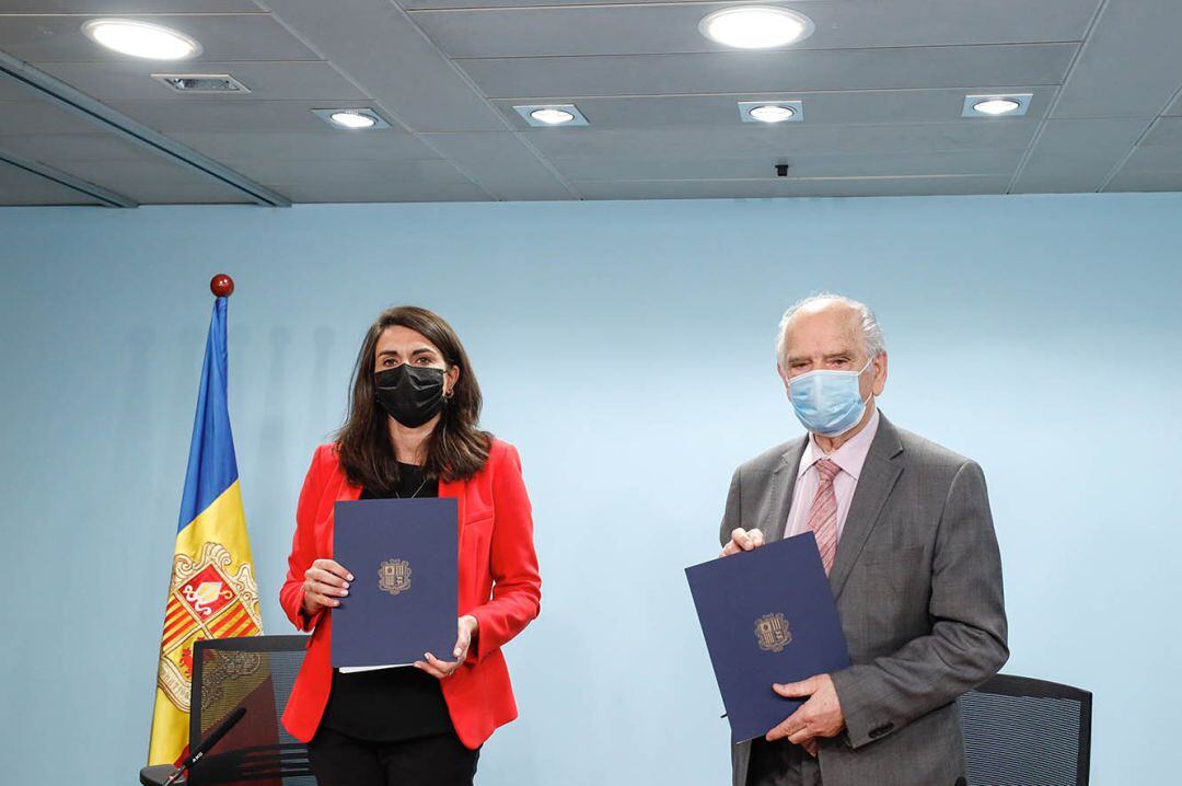 El president de la Fundació Privada Tutelar, Josep Rodríguez, amb la secretària d'Estat d'Afers Socials, Habitatge i Joventut, Teresa Milà, després de signar un conveni.