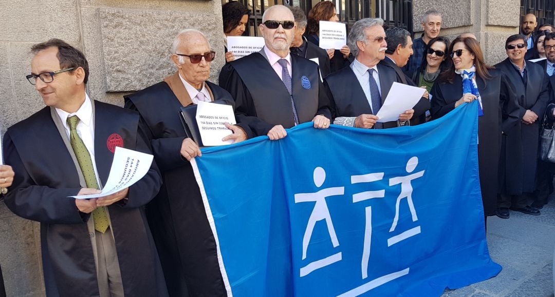 Colectivo de abogados del Turno de Oficio a las puertas del Palacio de Justicia