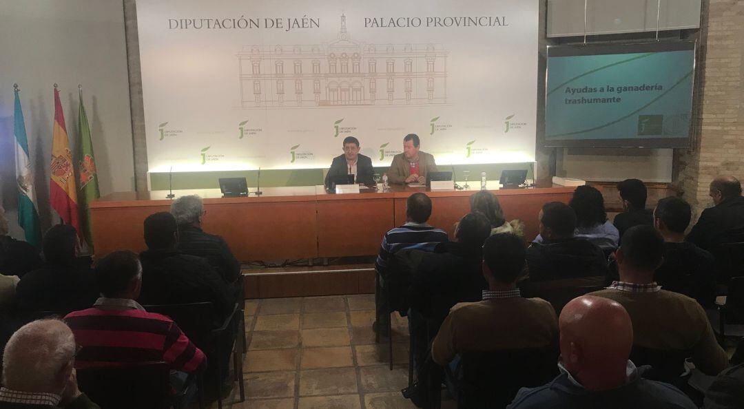 El presidente de la Diputación de Jaén, Francisco Reyes (izqda), y el diputado de Agricultura y Medio Ambiente, Pedro Bruno (dcha).