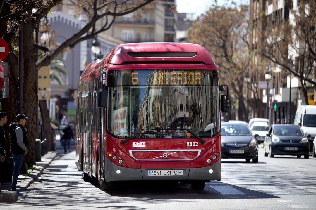 Un autobús de la EMT de València, en una imagen de archivo