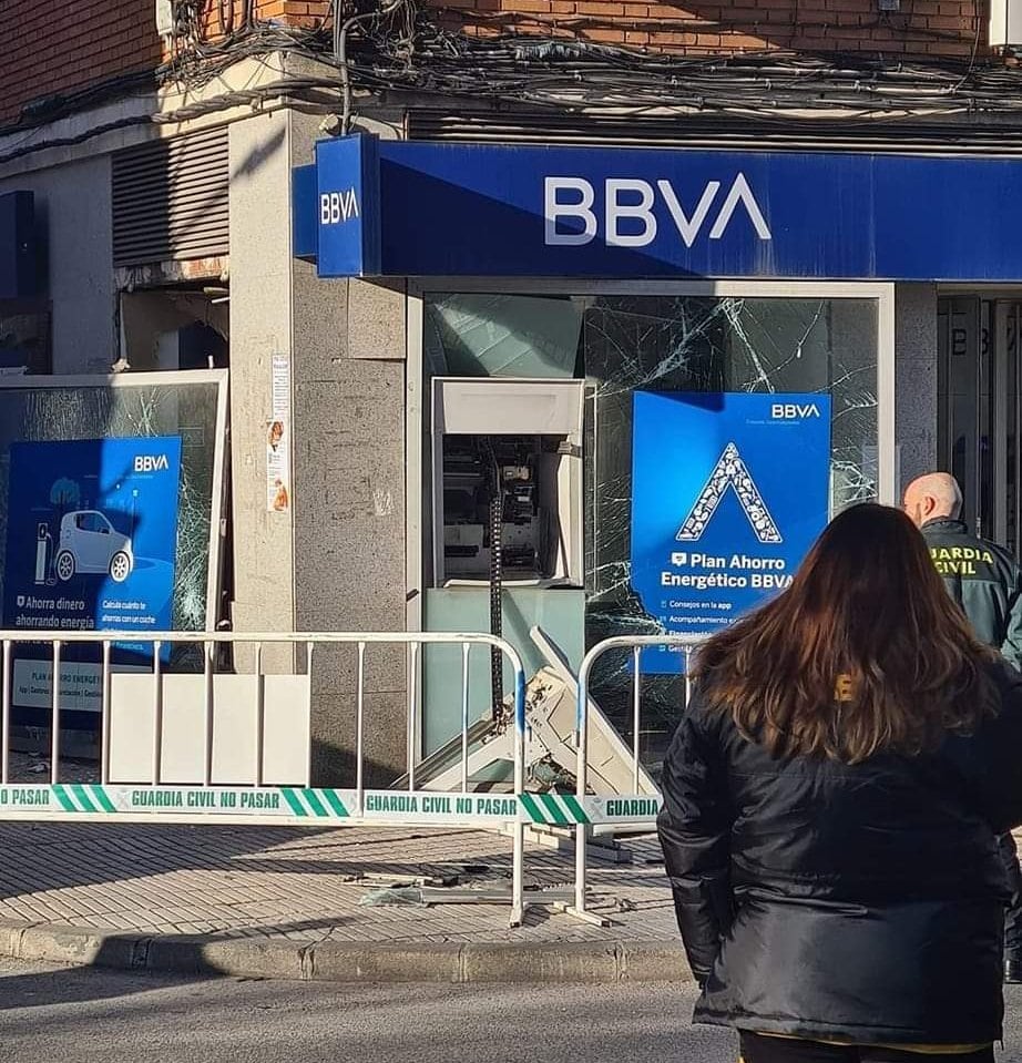 La explosión no causó daños estructurales pero arrasó el cajero bancario