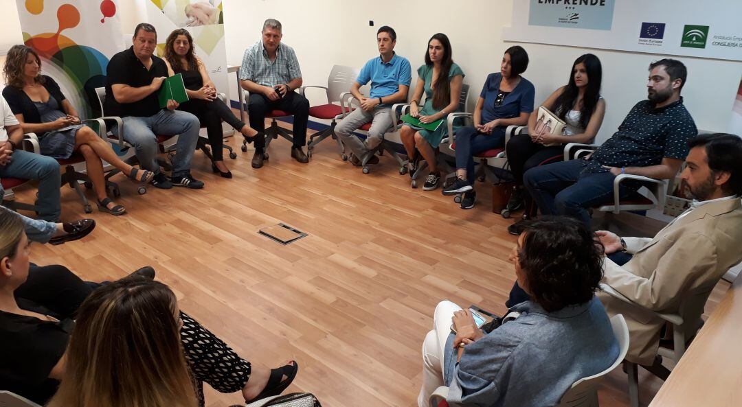 El delegado de Trabajo Autónomo, Francisco Joaquín Martínez (segundo por la dcha), durante la reunión con los miembros del CADE de Jaén.