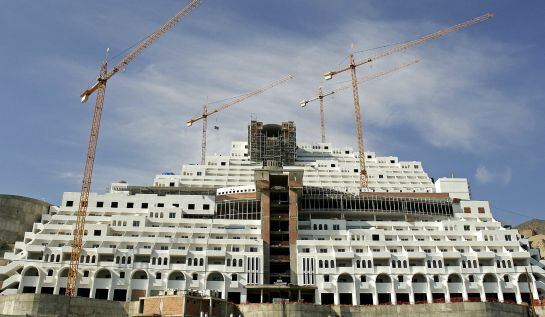 Fotografía de archivo del hotel Algarrobico, construido en el Cabo de Gata, en Carboneras (Almería).