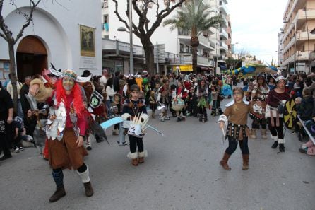 Casi 800 participantes desfilan en Santa Eulària.