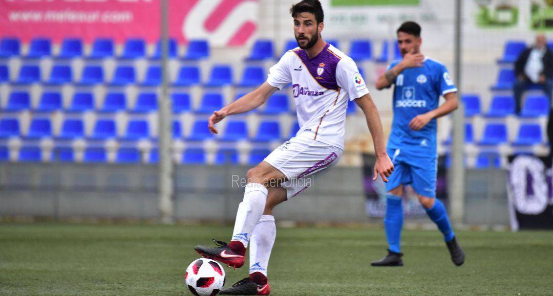 Alberto Heras con el balón en el nuevo San Ignacio.