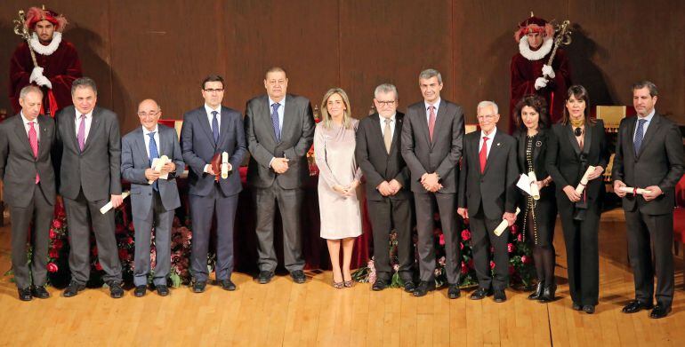 Los premiados durante el día de San Ildefonso posan con las autoridades en el Centro Cultural de San Marcos de Toledo 