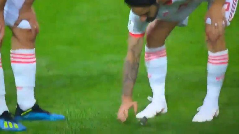 Isco recoge el pájaro del césped del estadio de Kazán 