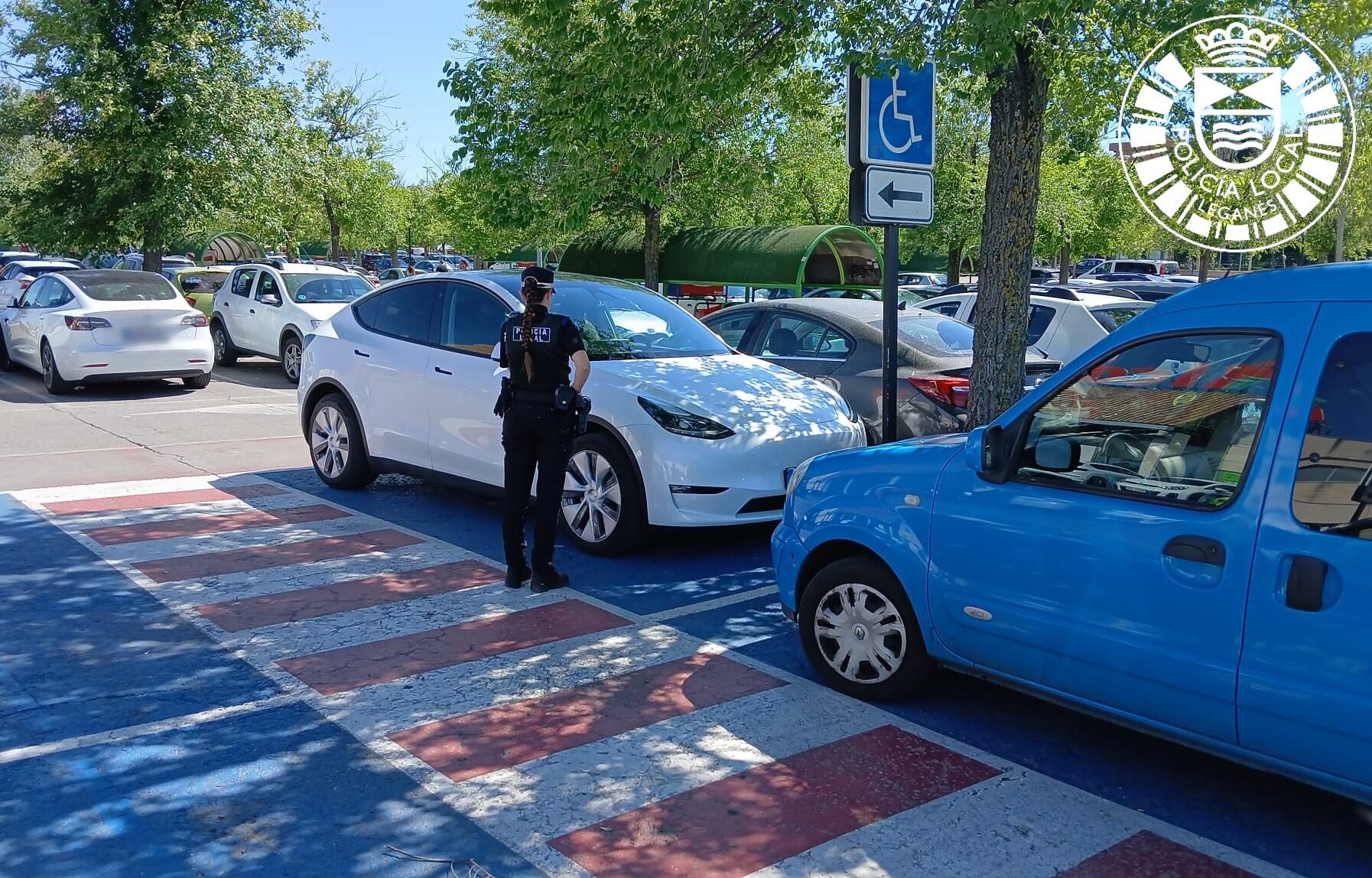 Una agente local en un aparcamiento