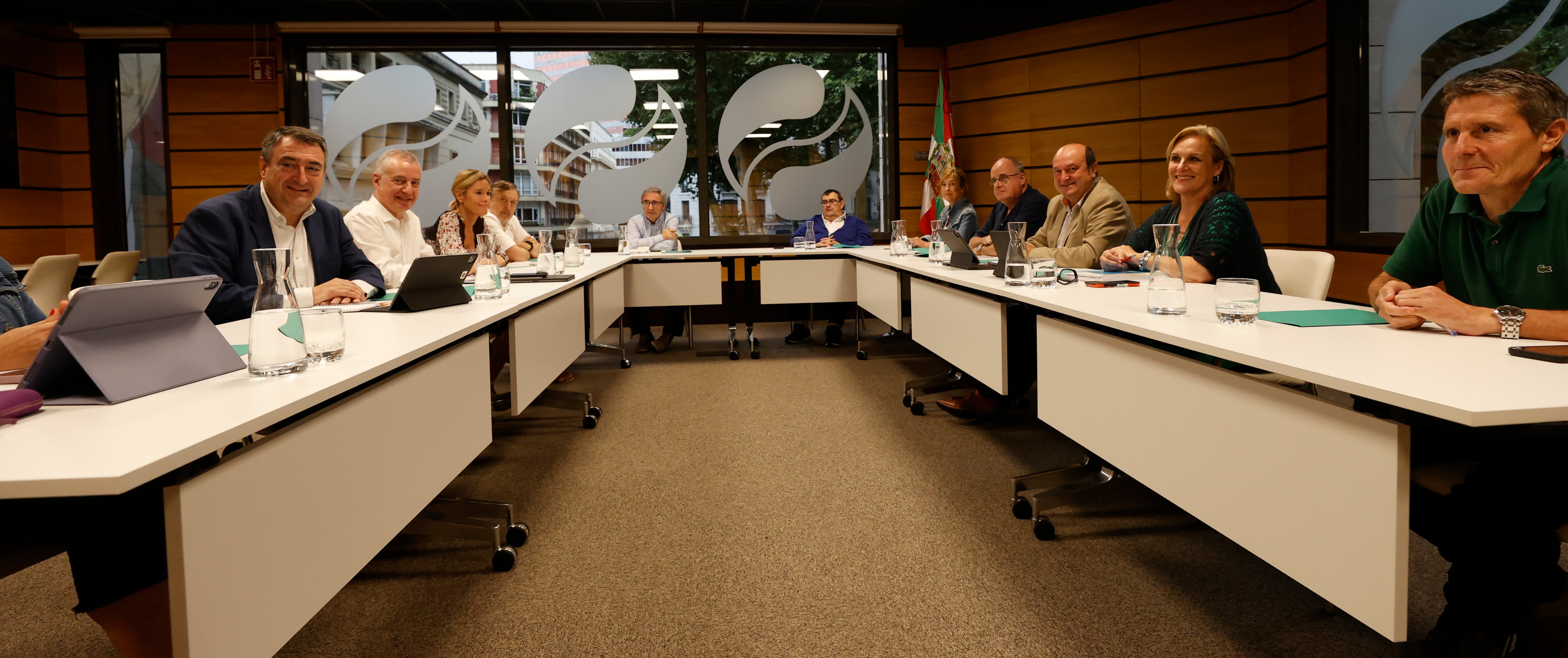 El presidente del PNV Andoni Ortuzar, (3d) junto al lehendakari Iñigo Urkullu, (2i) Aitor Esteban (i) y Mireia Zárate (3i) entre otros, durante la reunión del EBB mantenida este lunes para analizar los resultados electorales.