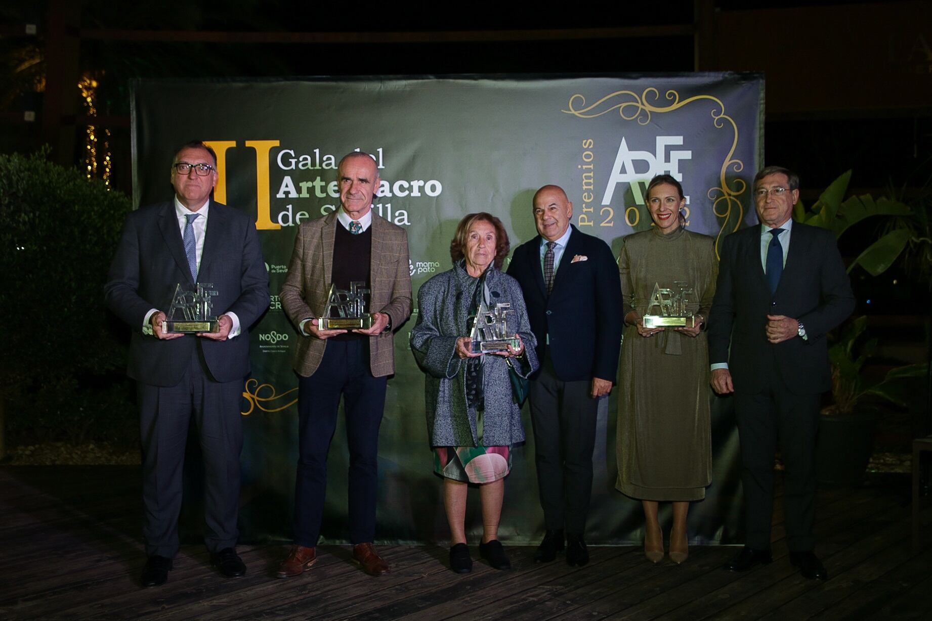 El alcalde de Sevilla, segundo por la izquierda, y el presidente del Gremio de Arte Sacro, tercero por la derecha, junto al resto de premiados en la gala de este martes