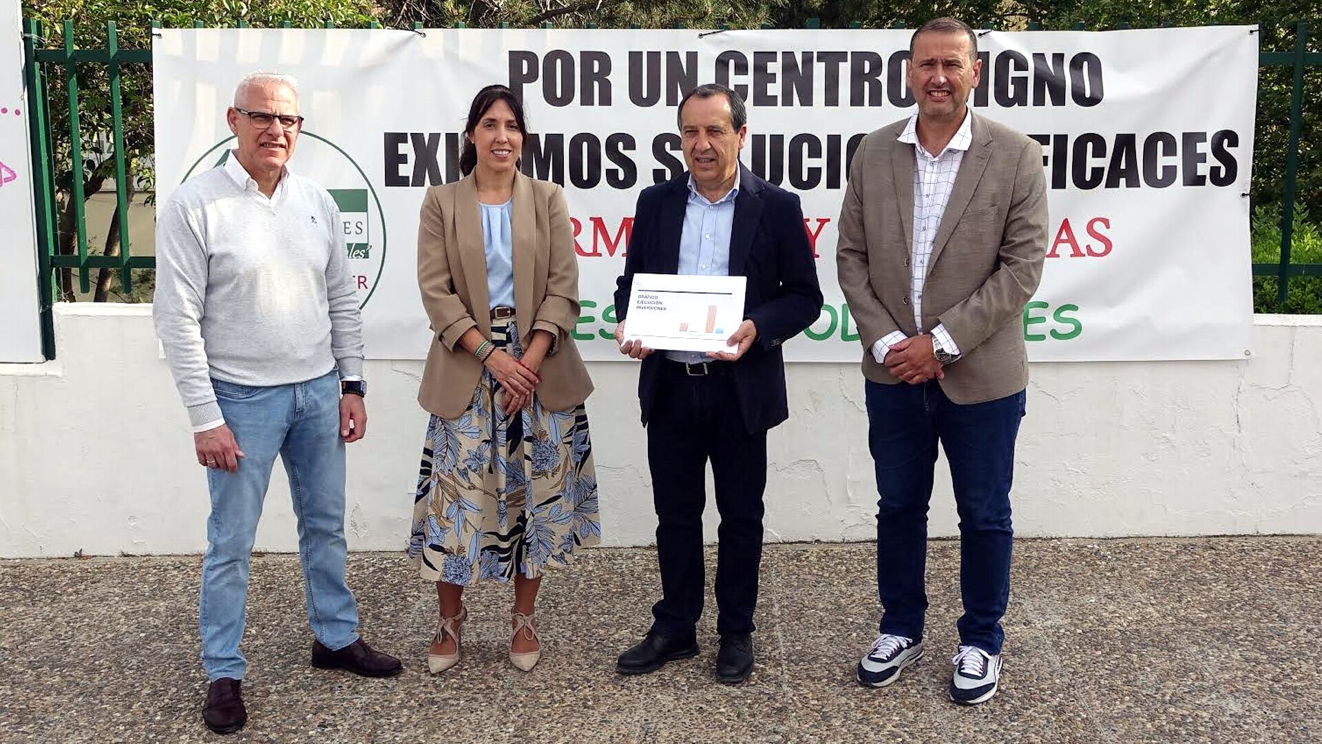 Dirigentes del PSOE a las puertas del IES Los Colegiales de Antequera