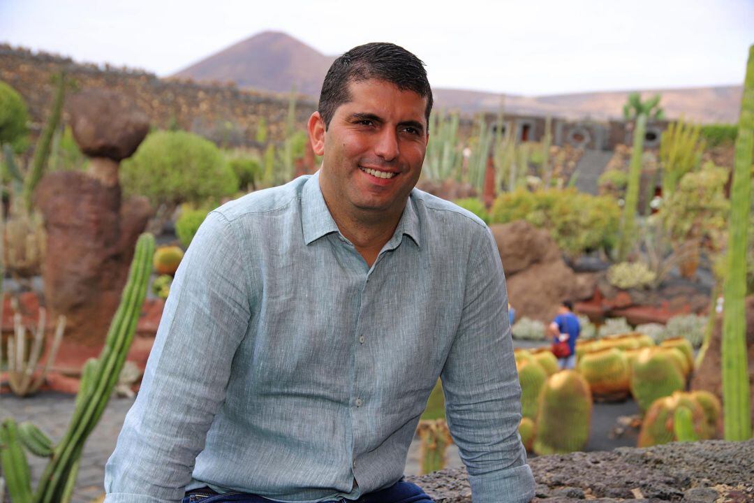 El consejero de los Centros de Arte, Cultura y Turismo del Cabildo de Lanzarote, Benjamín Perdomo, en el Jardín de Cáctus.