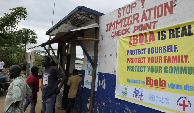 Control en Liberia para comprobar el estado de los viajeros ante la epidemia de ébola.