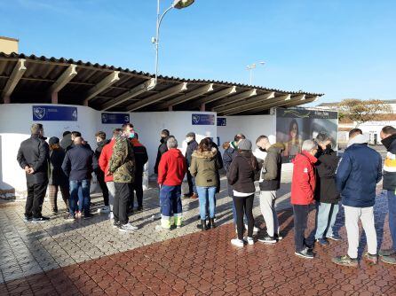 Primeros aficionados que adquirían, esta mañana, entradas para el partido de Copa del Rey.