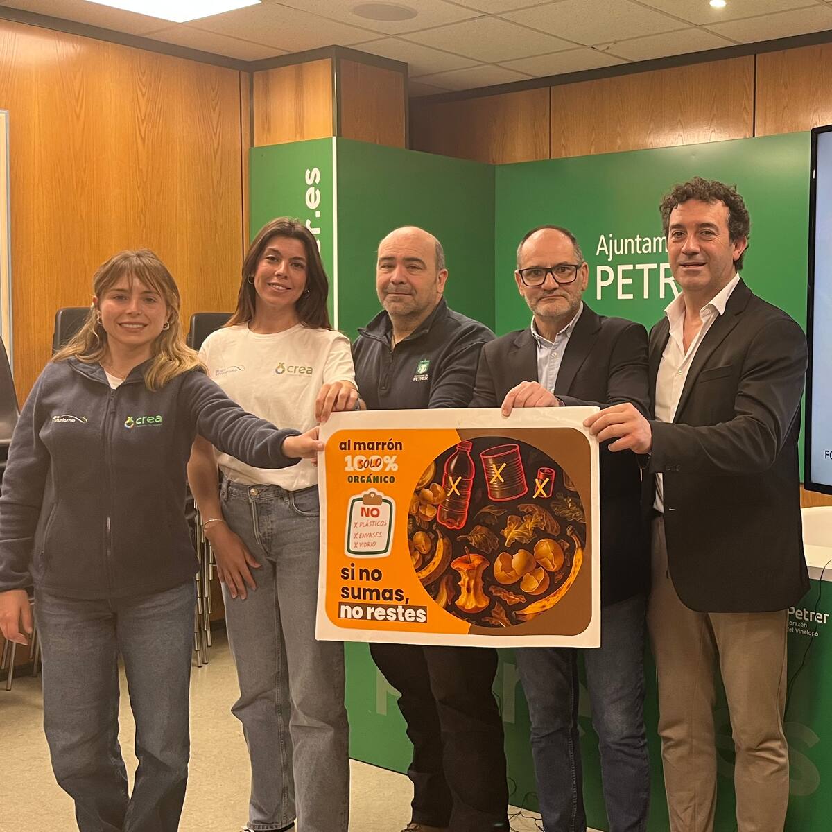 Petrer lanza una campaña para mejorar el uso del contenedor marrón tras detectar altos niveles de residuos incorrectos