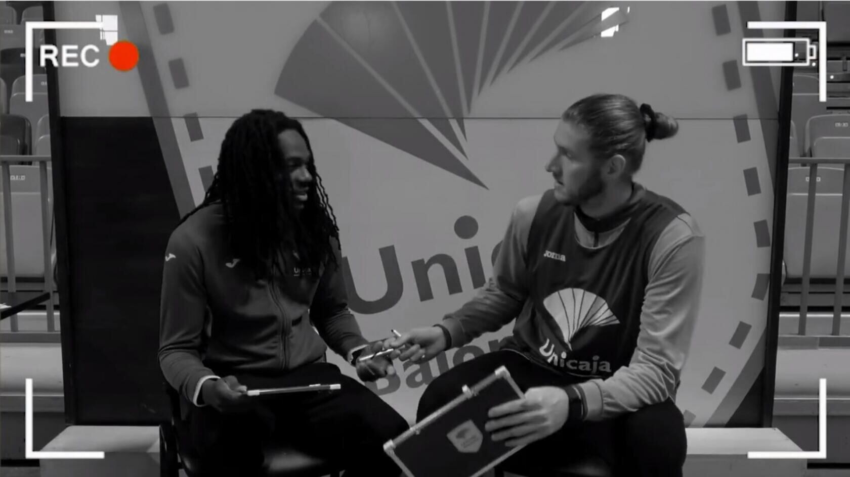 Los jugadores del Unicaja Kendrick Perry y Dylan Osetkowski participan en el 'Most Likely To Challenge'