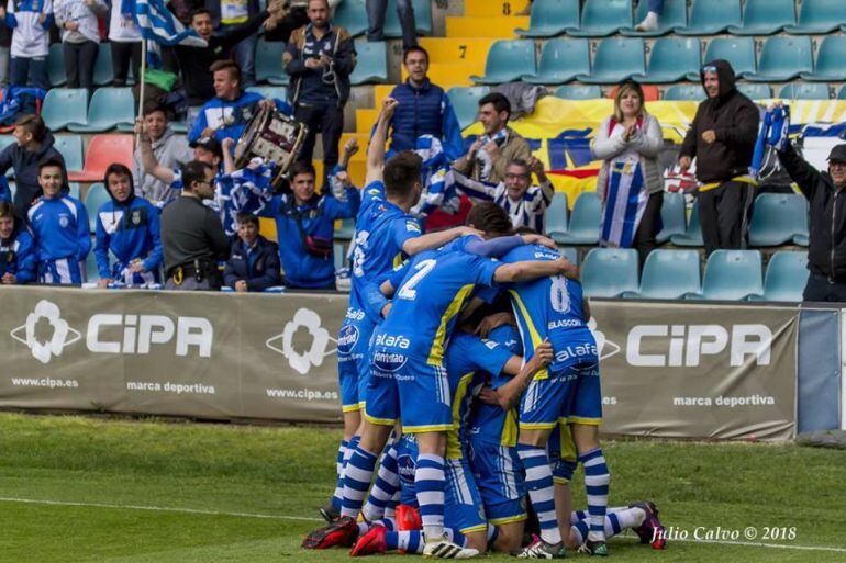 Los jugadores de la Arandina celebran su triunfo en Salamanca