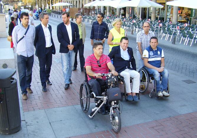 Miembros de PREDIF pasean por la Plaza Mayor de Valladolid junto a concejales de PSOE e IU
