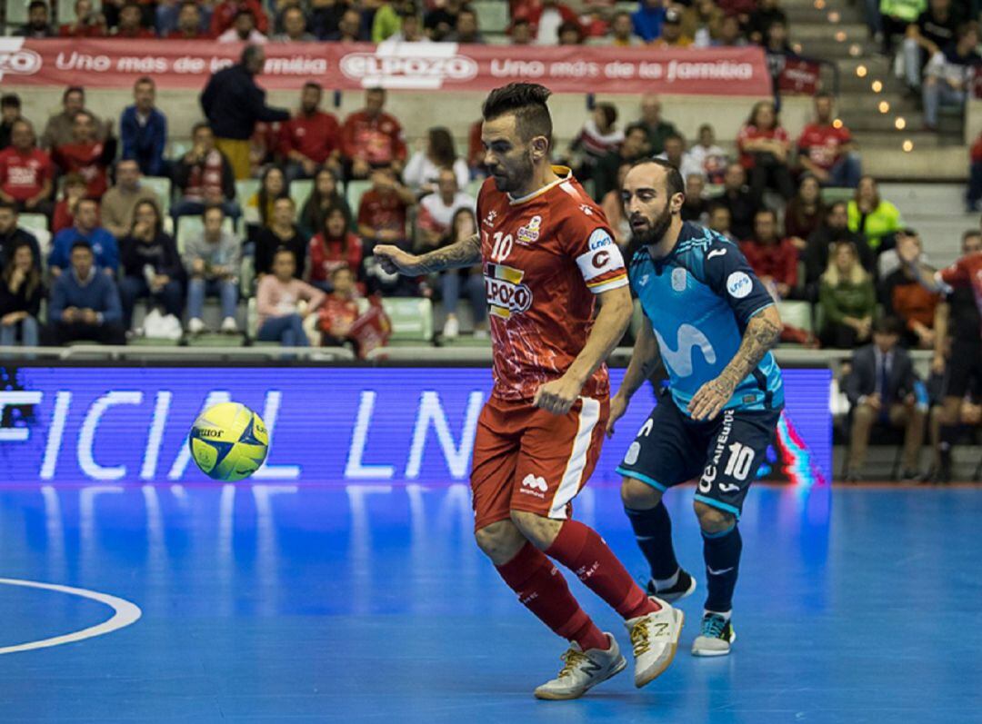 Álex Yepes y Ricardinho van a por el balón