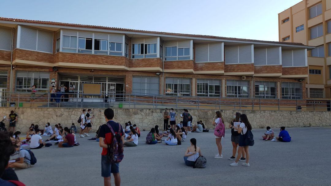 Los alumnos de 2º de Bachillerato del IES Pare Vitoria de Alcoy el pasado 7 de julio esperando entrar a los exámenes de la PAU.