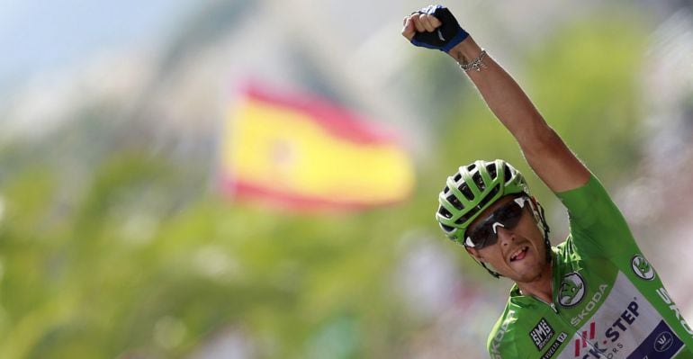 Trentin levanta el puño en una de sus victoria de etapa en La Vuelta