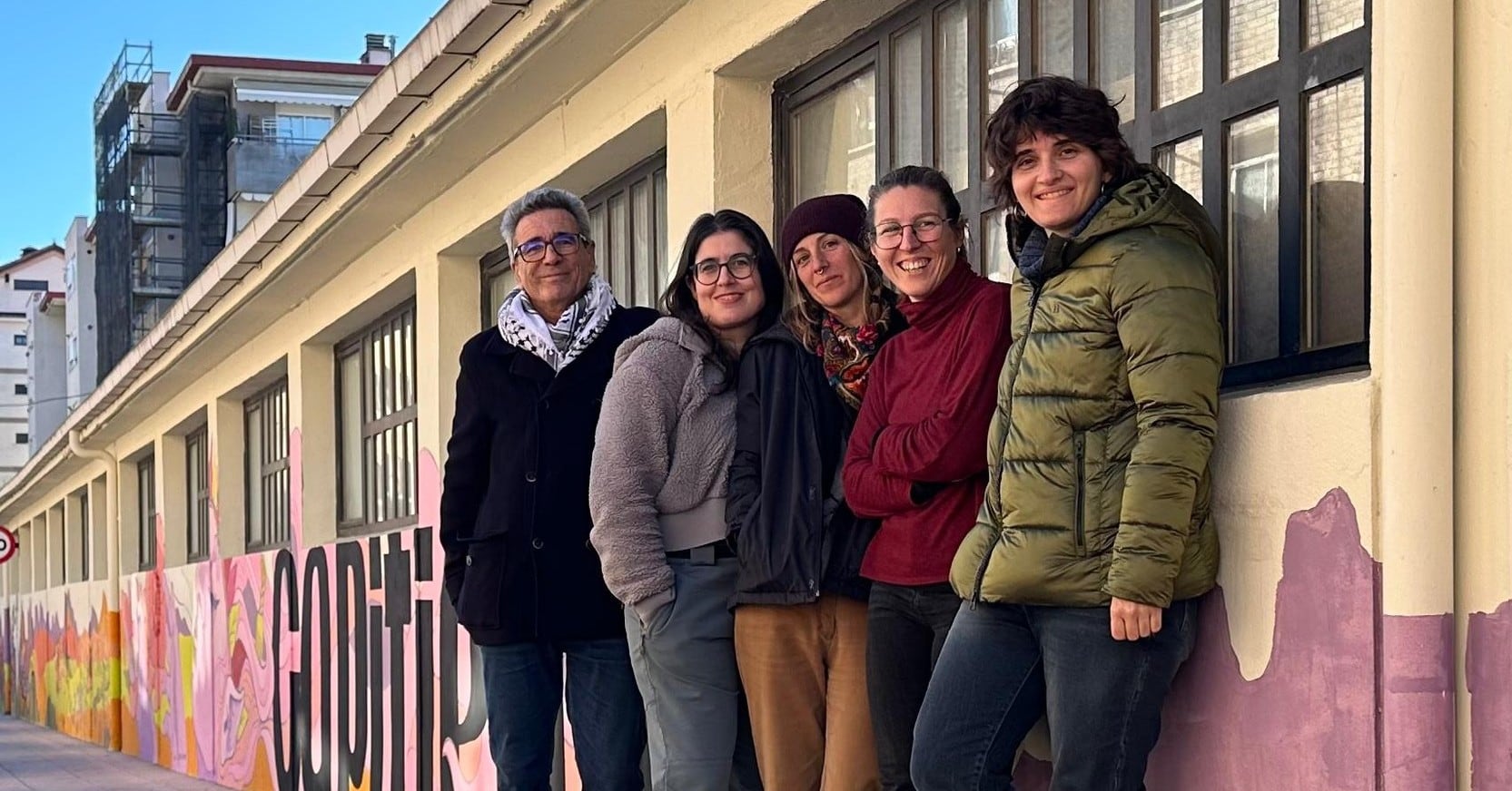 Las cuatro muralistas, junto al concejal del ayuntamiento de Sabiñánigo