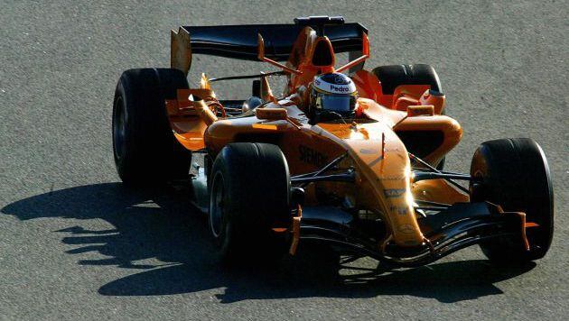 Pedro de la Rosa pilotó un McLaren naranja en la pretemporada de 2006.