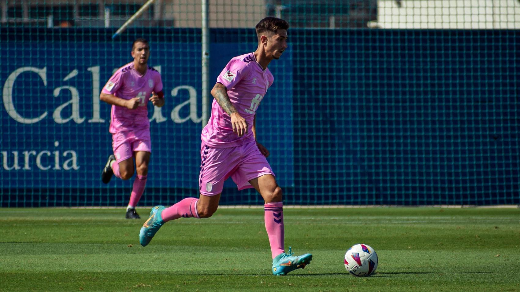 Mario Da Costa disputando un partido con el CD Eldense.