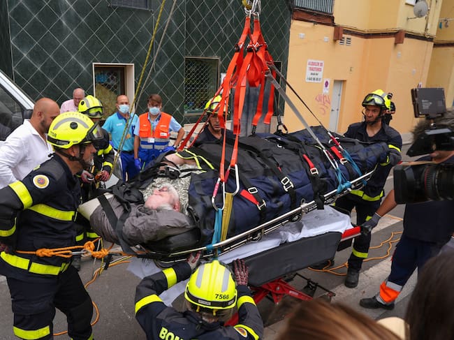 SAN FERNANDO (CÁDIZ), 18/07/2024.- José María Fernández, el hombre con obesidad mórbida que lleva ya 6 meses sin poder moverse de su cama en San Fernando (Cádiz), ha sido trasladado al hospital Puerta del Mar esta mañana en una complicada operación que han coordinado los bomberos ya que ha sido necesario evacuarlo a través del balcón de su domicilio. EFE/Román Ríos.