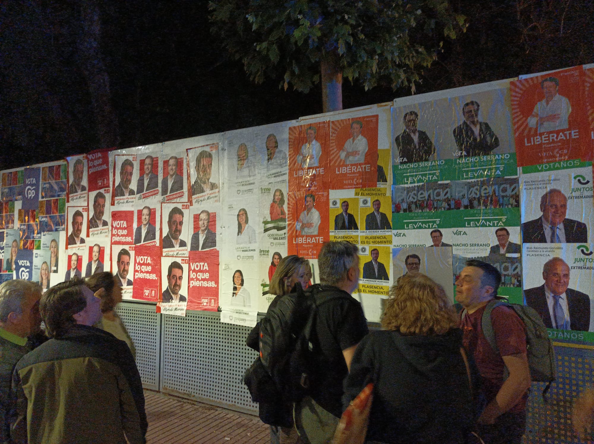 El parque de la Coronación es el lugar tradicional para la pegada de carteles en Plasencia