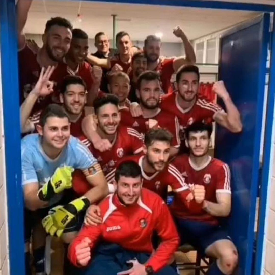 El Tavernes celebra la victoria frente al Castellonense