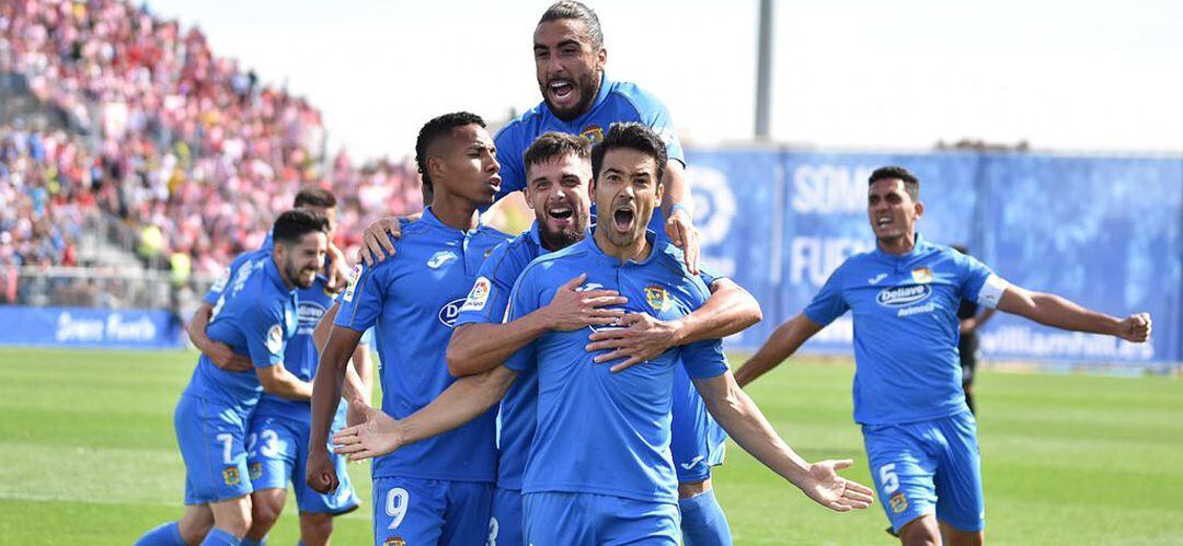 Cristóbal Márquez (c) es felicitado por sus compañeros tras lograr el tanto que abría el marcador ante el Real Sporting en el &#039;Fernando Torres&#039;