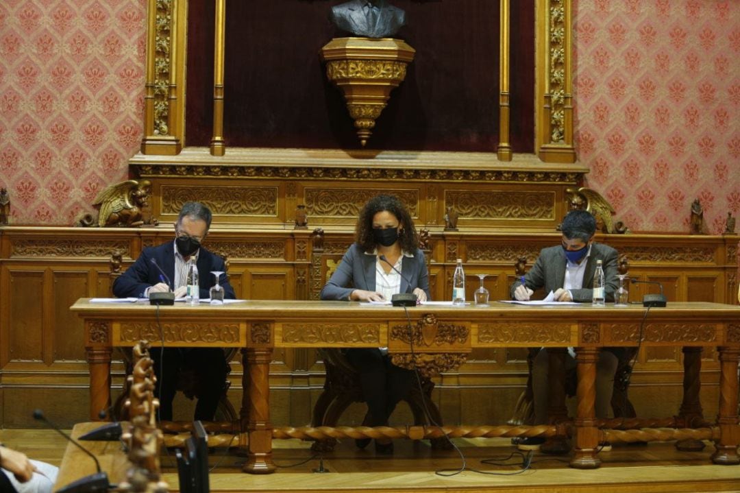 La presidenta del Consell de Mallorca, Catalina Cladera, y el conseller de Movilidad y Vivienda, Josep Marí, firmando el convenio. 
 