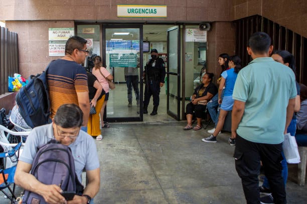 Gente a las puertas de urgencias de un hospital en México