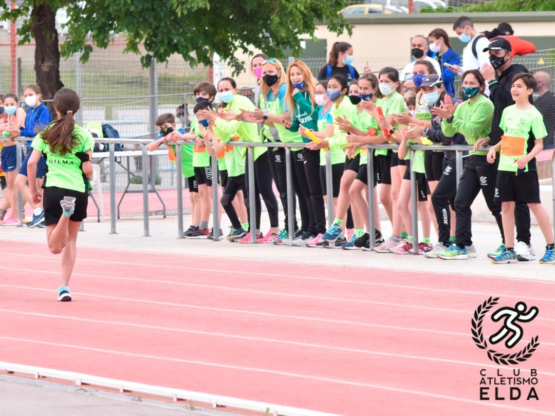 NUmerosos atletas Sub-12 y Sub-14 se dieron cita en la pista de atletismo de Elda