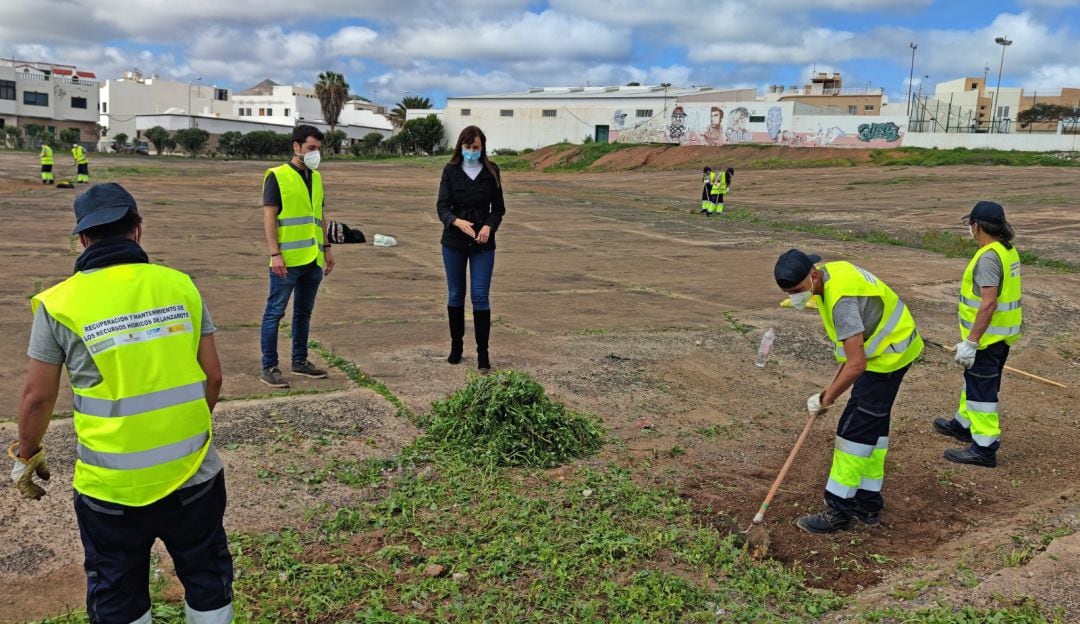 La consejera de Empleo del Cabildo de Lanzarote, junto a varios de los trabajadores.